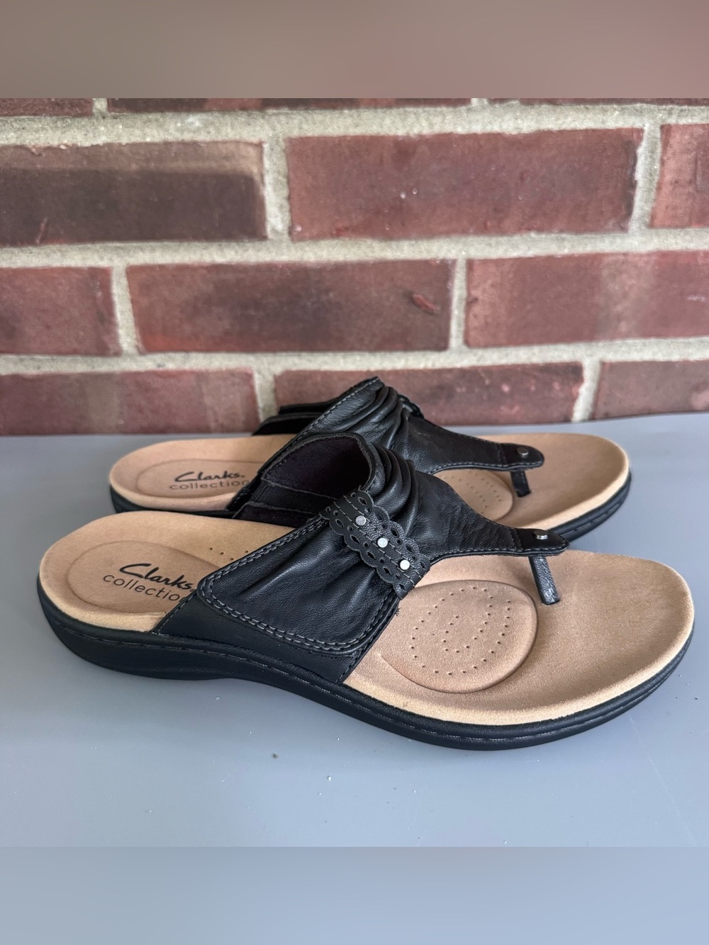 Clarks Collection Womens US 8 M black leather Ultimate Comfort Slide Sandals. In